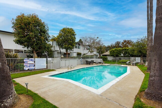 Building Photo - Upgraded Newport Beach Townhouse in Park Lido!