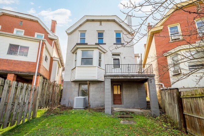 Building Photo - Updated 3 Bedroom home in Carrick availabl...