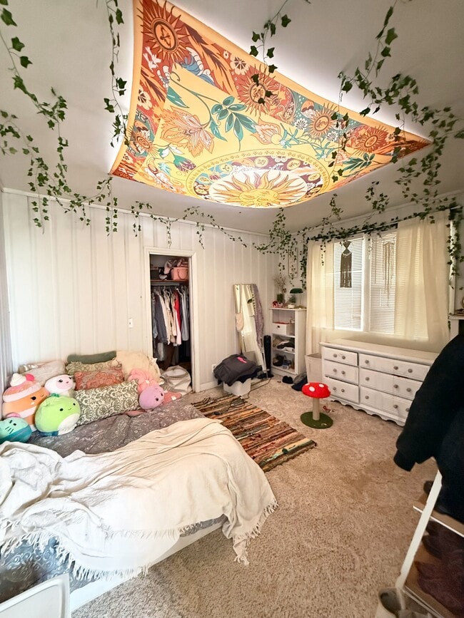 Building Photo - 937 E Ave