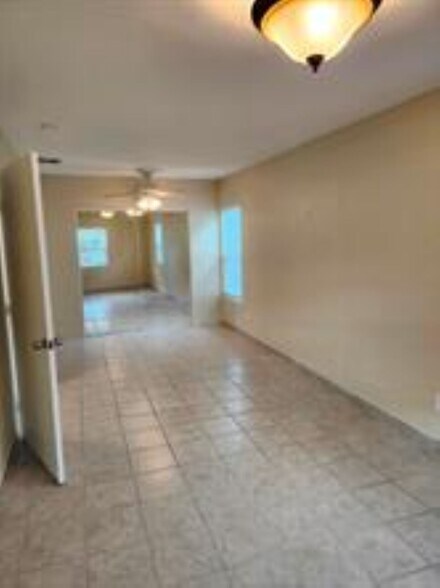 Building Photo - 953 NE 34th St