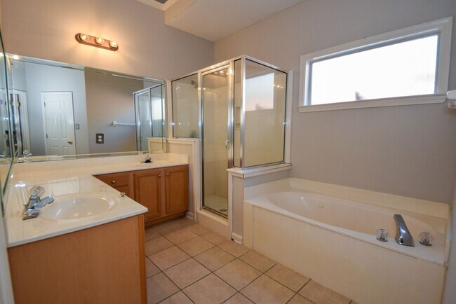 Building Photo - Great 3 bed, 2 bath home in Cordova with wonderful curb appeal.