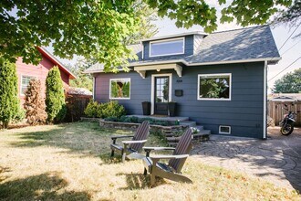 Building Photo - One of a kind house with on-site laundry, ...