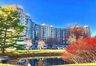 Building Photo - Large 2BR 2BA 7th floor condo facing the g...