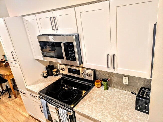Building Photo - SEASONAL/SHORT TERM TURNKEY condo