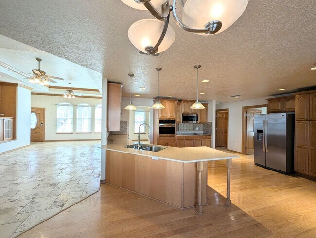 Building Photo - Luxurious Relaxation in Raintree