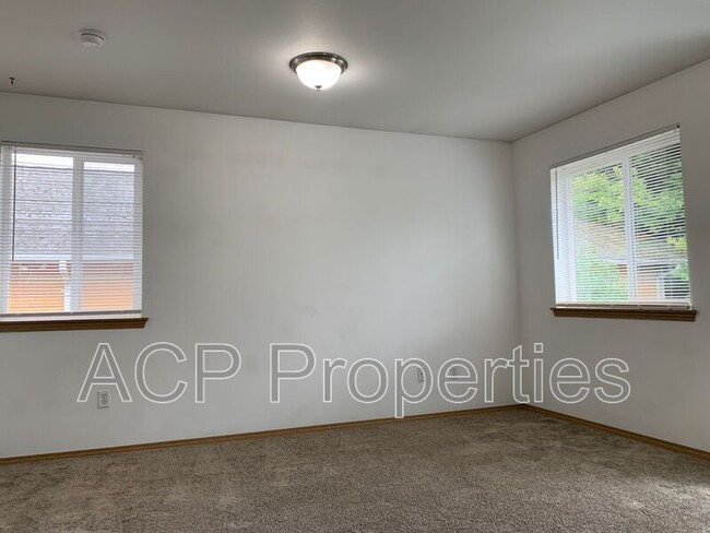 Building Photo - 2755 McLeod Rd