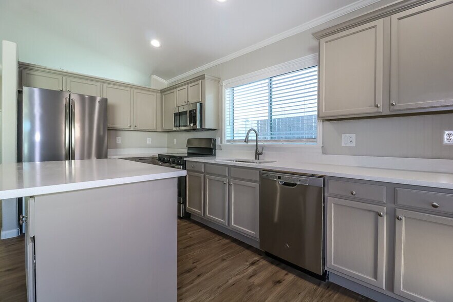 Building Photo - 8936 W Fullam St