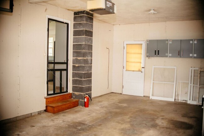 Building Photo - 425 Spring Dr