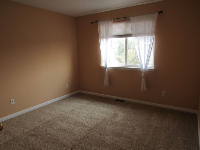 Building Photo - Superb  updated 5 bedroom, 4 bathroom home...