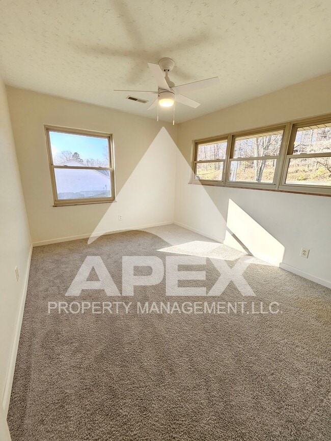 Building Photo - Spacious 4Bd – 2Ba Tri-Level Brick Home in North Knoxville!