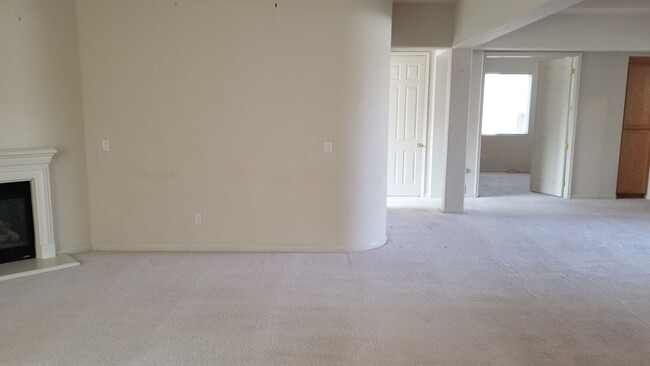 Building Photo - Beautiful Rental Home