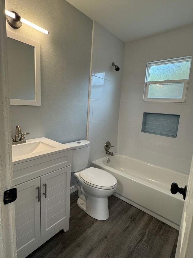 Building Photo - GORGEOUS 3BR/1BA Block Home! NO APPLICATIO...