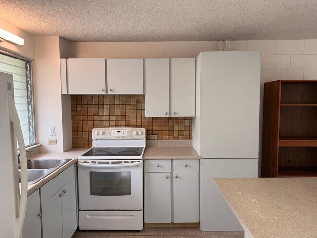 Building Photo - Fresh 2/1 Makiki Heights Condo with 1 Parking, Lanai, Pool, Open floor plan, & Walk-in closet