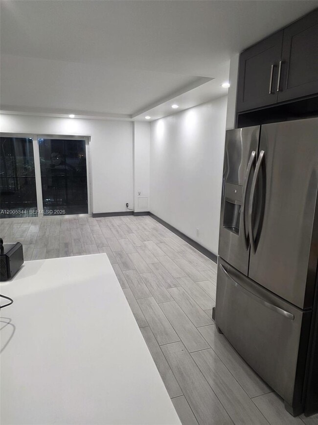 Building Photo - 660 Tennis Club Dr