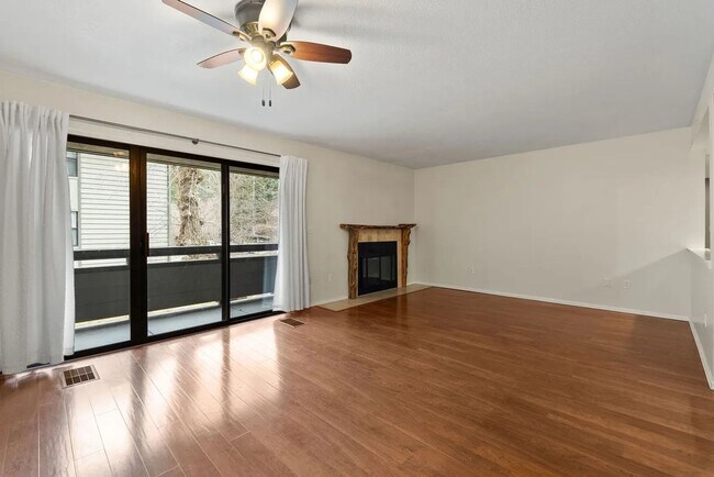 Building Photo - 2 Bedroom Condo with Boat Slip in Bigfork