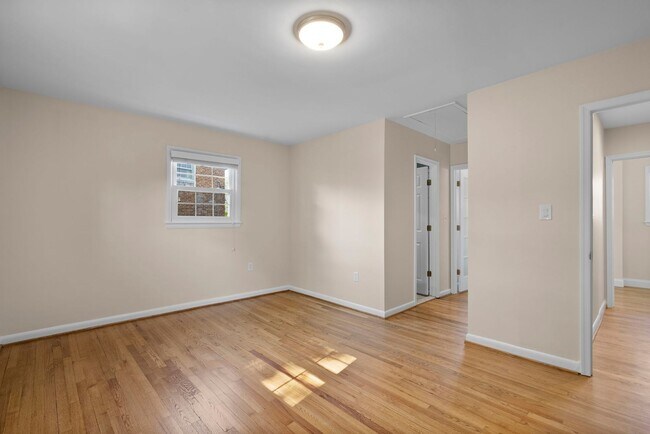 Building Photo - 3 Bed 2.5 Bath - Bethesda Split Level Single Family - Move In Ready