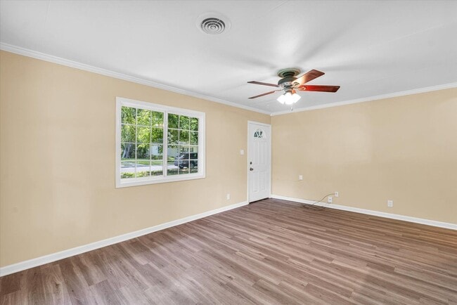 Building Photo - Now Leasing 3-Bedroom, 2-Bath House with Detached Garage for Move in August 1st!