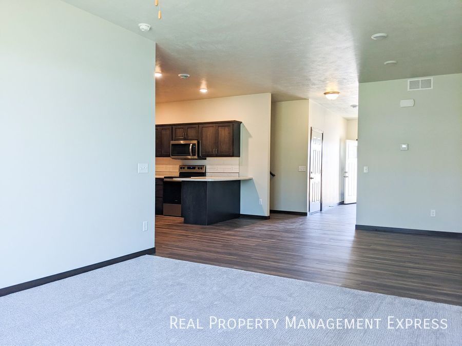 Building Photo - 3 Bedroom 2.5 Bathroom Townhome w/ Attached Garage