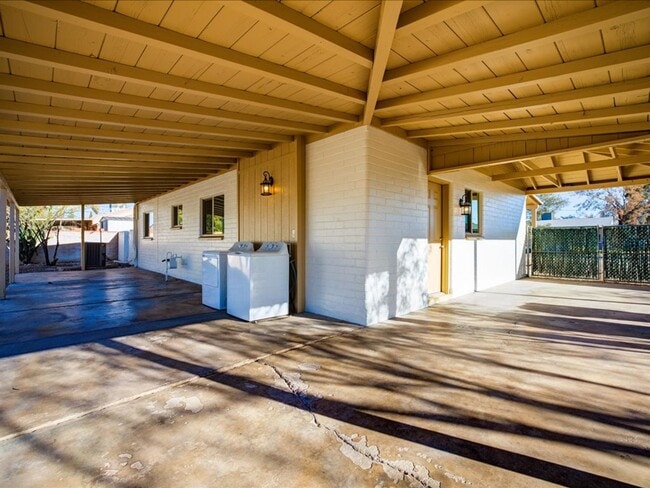 Building Photo - Modern Living!  3 bedroom, 2 Bath!    Mother-in-Law Suite In Back for Rent as well!