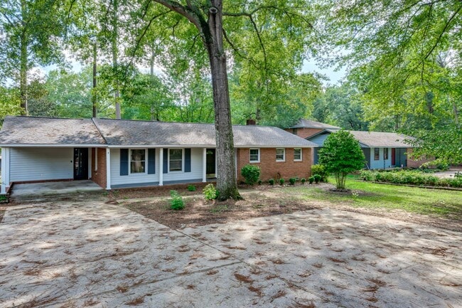 Building Photo - Charming ranch - style home in an unbeatab...