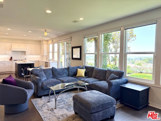 Building Photo - 5 Marisol