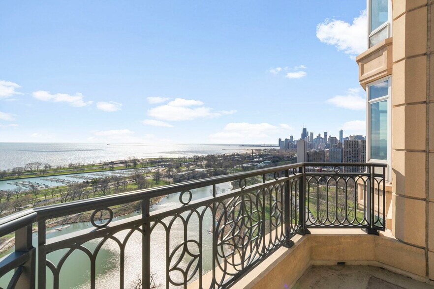 Building Photo - 2550 N Lakeview Ave