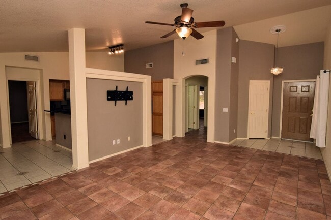 Building Photo - Bright & Open SE Tucson 3 Bed 2 Bath with ...