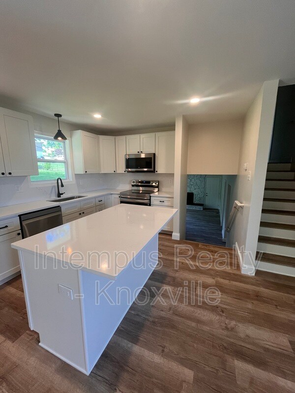 Building Photo - 228 Duzane Dr