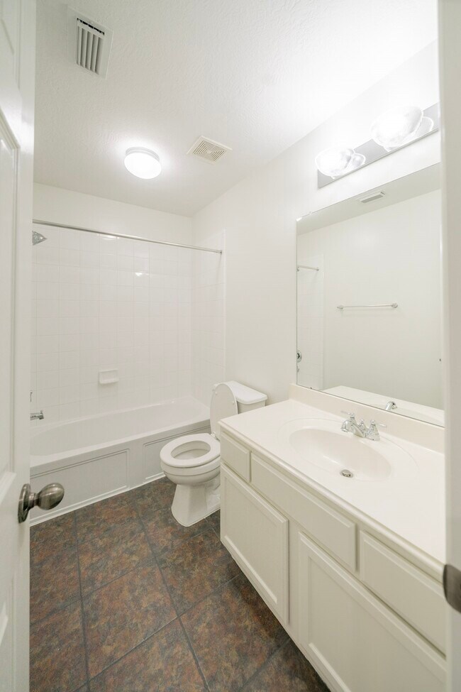 Building Photo - 1415 Sue Barnett Dr