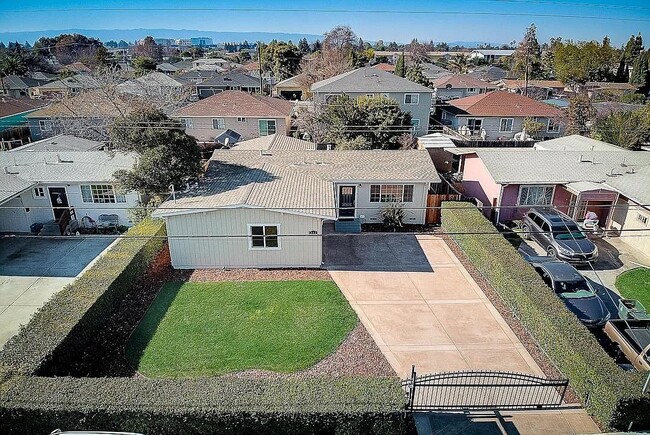 Building Photo - 463 Larkspur Dr