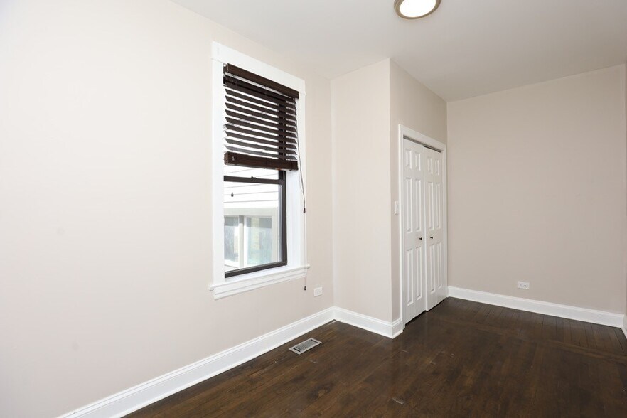 Building Photo - 2019 N Hoyne Ave