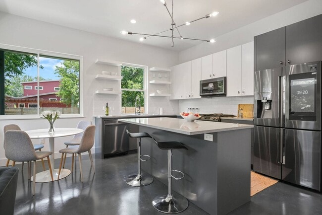 Building Photo - Premium Central Austin New Construction