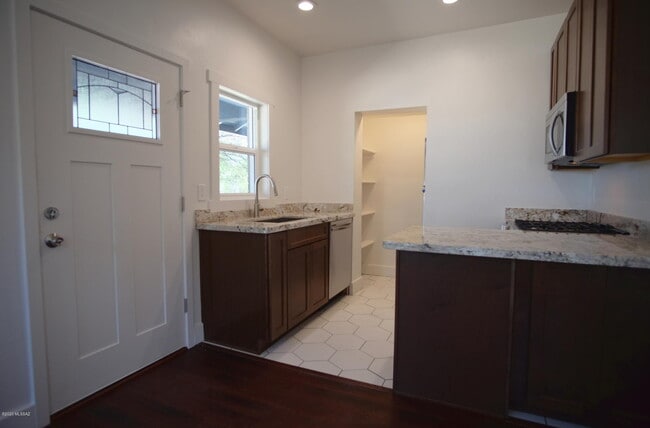 Building Photo - 118 E 18th St