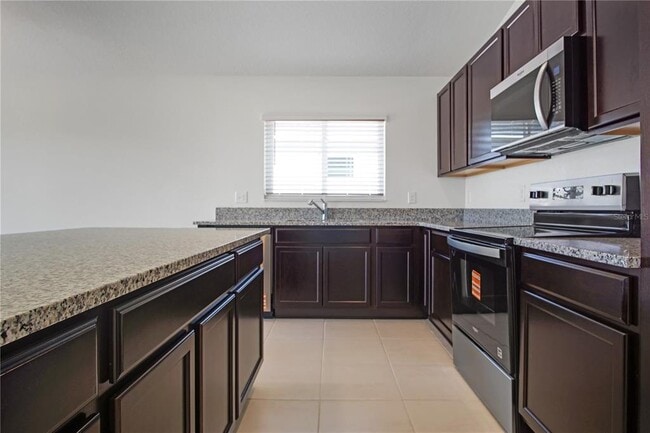 Building Photo - 608 Royal Palm Dr