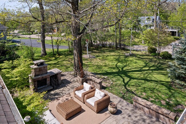 Building Photo - 1069 Sauganash Dr