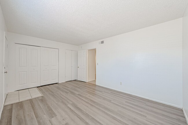 Building Photo - Value priced in North Phoenix!