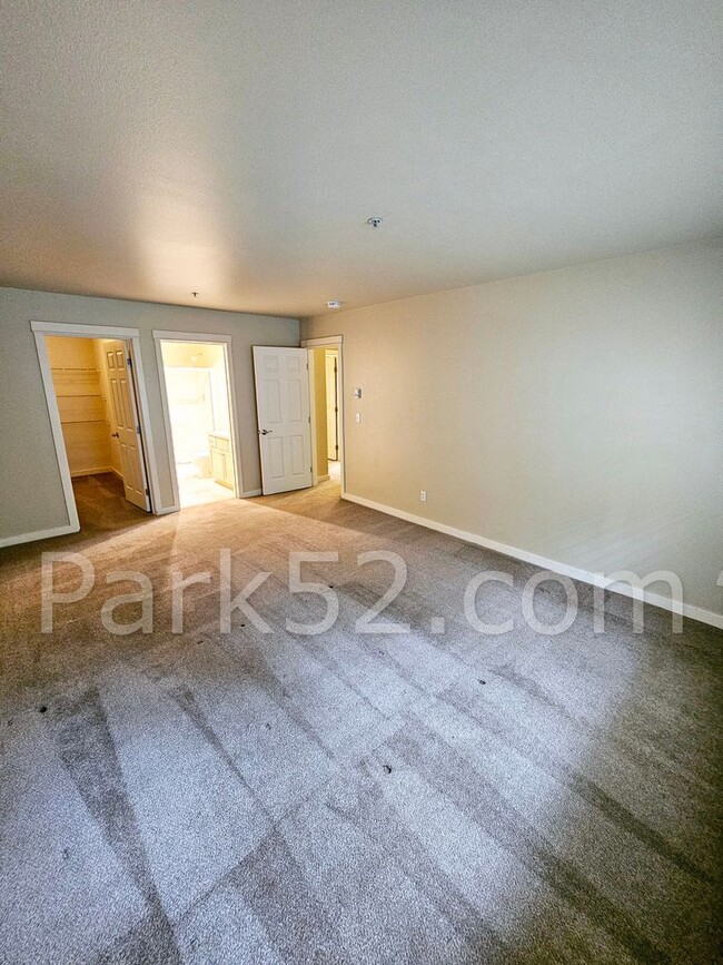 Building Photo - $500 Off 1st Full Month! 3 Bedroom Upper L...