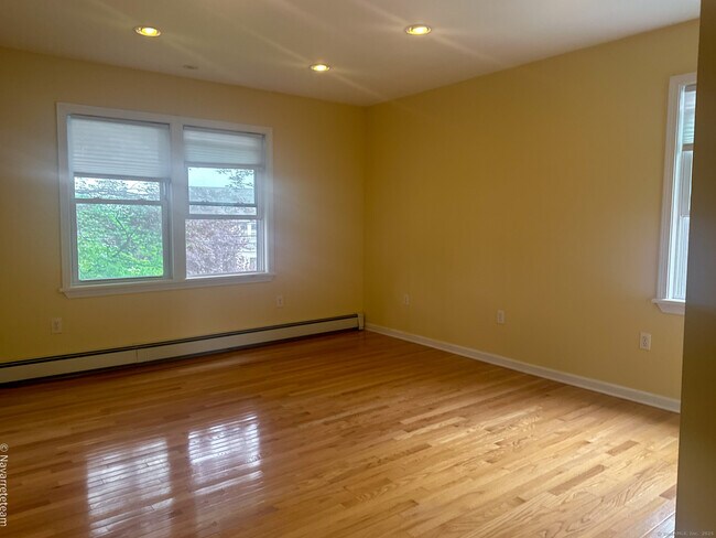 Building Photo - 1152 Shippan Ave