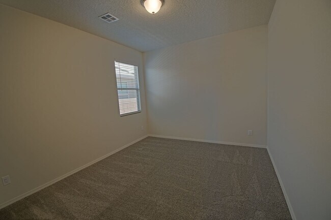 Building Photo - 3bd/2ba Available in Rio Rancho