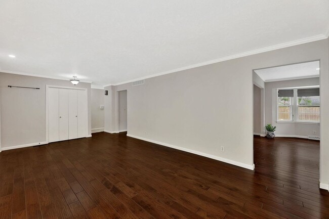 Building Photo - Charming Ranch in Rockwood!