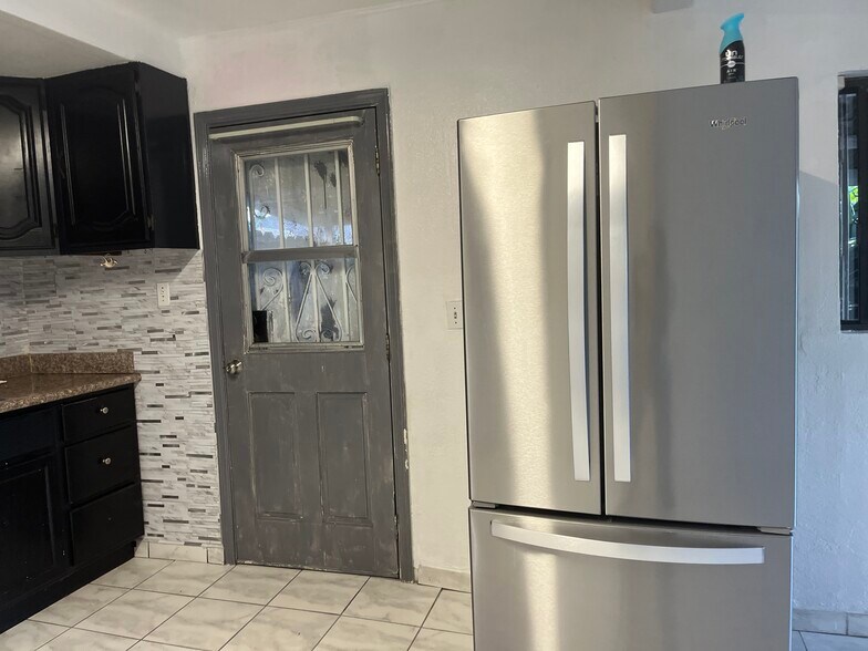 Private entry - 14050 Candler Ave