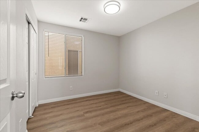 Building Photo - 4bd Single Family Home with Large Backyard, Balcony, and No Carpet