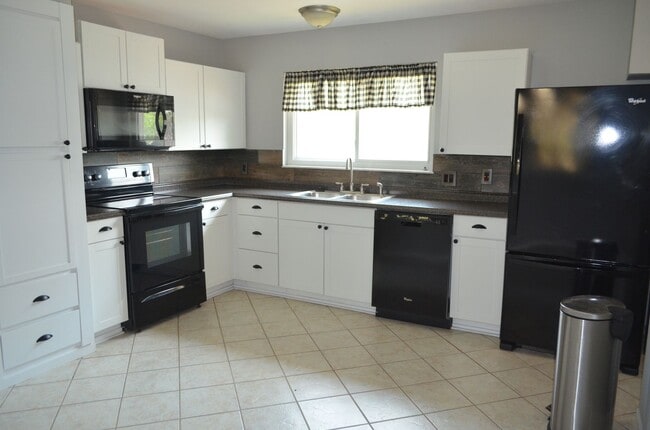 Building Photo - Price Drop! Updated 4 bed 3 bath in Fenton