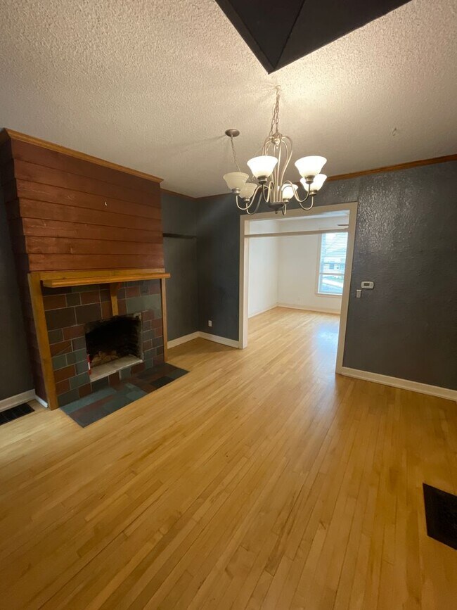 Building Photo - AVAILABLE NOW - 3 Bedroom/1.5 Bath Home wi...