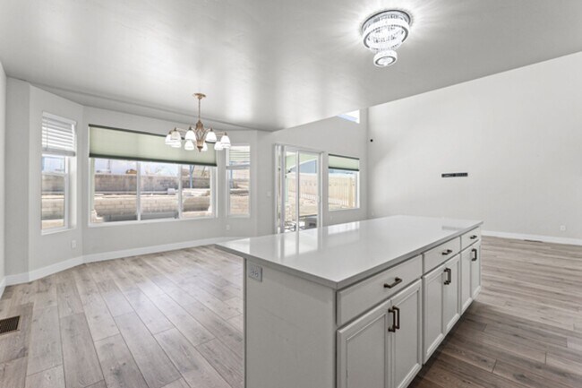 Building Photo - Large luxurious house with view of beautiful Utah Lake!