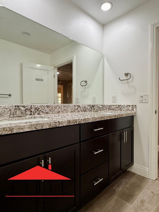 Building Photo - AVAILABLE NOW!!