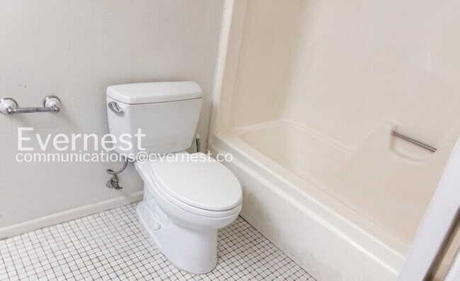 Building Photo - 3Bed/2Bath with Fenced Yard/ Available Now!