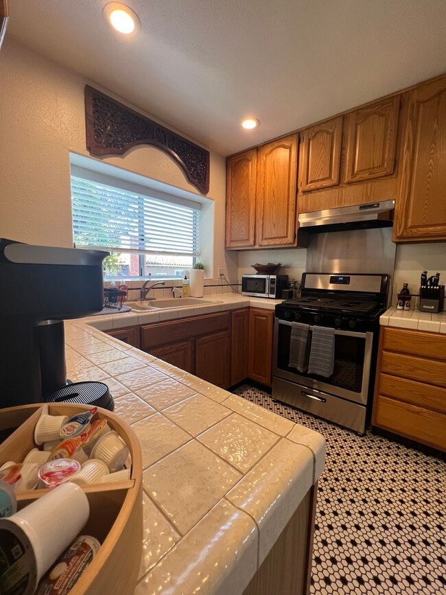 Building Photo - La Roda Properties