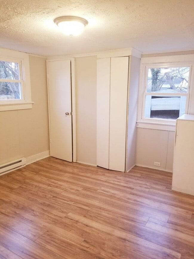 Building Photo - Three Bedroom House off of Campbell Avenue!