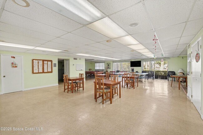 Building Photo - 520 Palm Springs Blvd